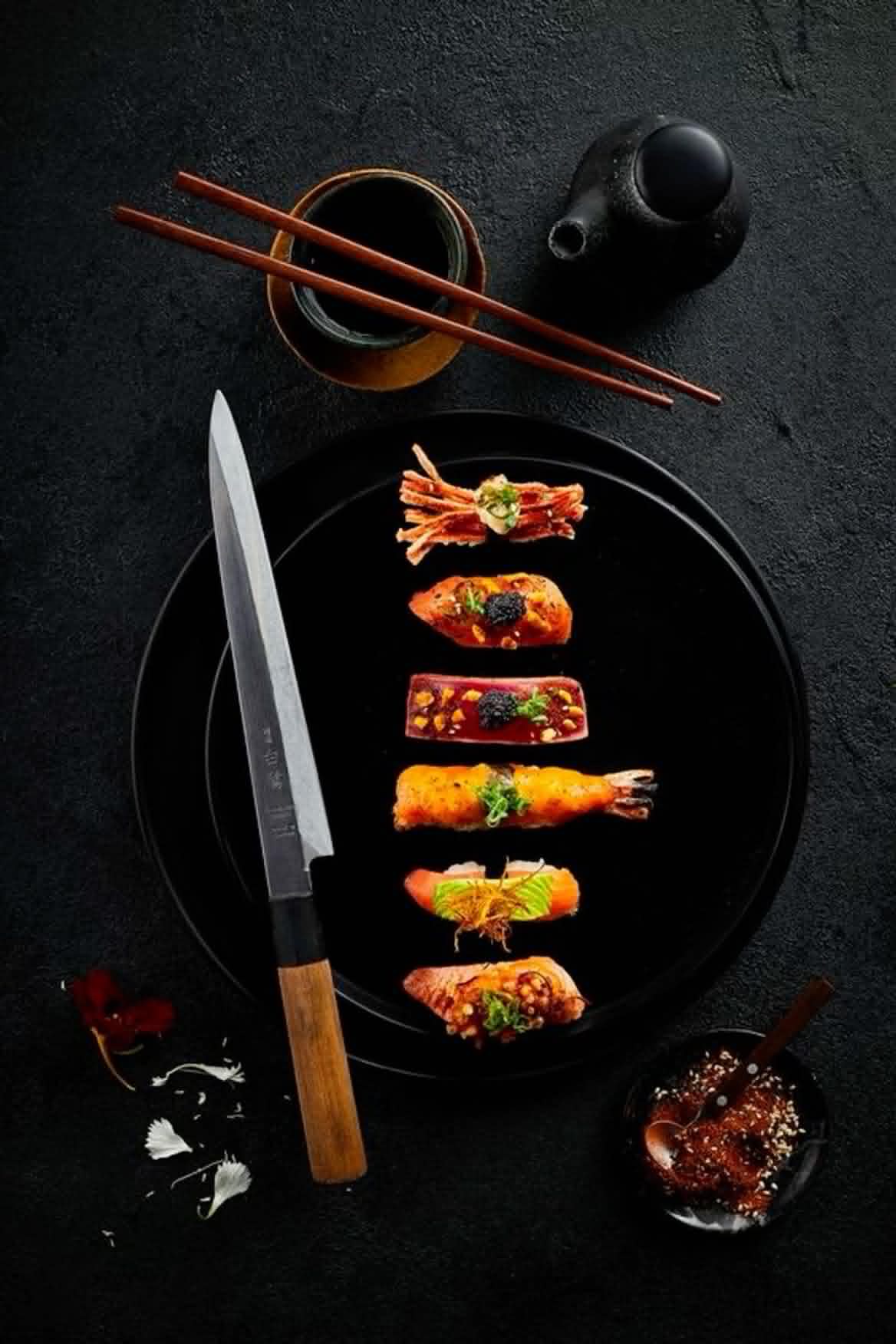 Kohaku Sushi — serwowane danie sushi na czarnym talerzu